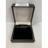 A 9CT GOLD PIN BROOCH IN BOX