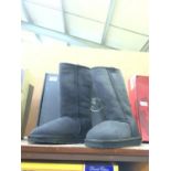 A PAIR OF BLACK EMU BOOTS IN A SIZE 6 WITH BOX