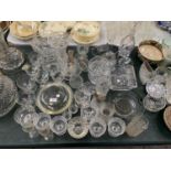 A COLLECTION OF CRYSTAL CUT GLASSWARE TO INCLUDE CUPS, BOWLS ETC