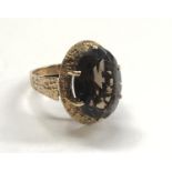 A 1970'S LADIES 9CT YELLOW GOLD SMOKY QUARTZ STONE DRESS RING, WEIGHT 6.4G