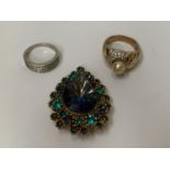 THREE ITEMS- A 9CT WHITE GOLD RING (STONE MISSING), 9CT PEARL RING AND BROOCH