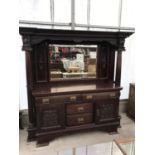 A LARGE VICTORIAN MAHOGANY MIRROR BACKED SIDEBOARD WITH SIDE COLUMNS, TWO LONG AND TWO SHORT DRAWERS