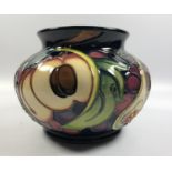 A MOORCROFT POTTERY 'QUEENS CHOICE' PATTERN VASE, HEIGHT 10CM