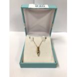 A 9CT GOLD NECKLACE WITH BI-COLOUR GOLD PENDANT, 2.3 GRAM GROSS WEIGHT