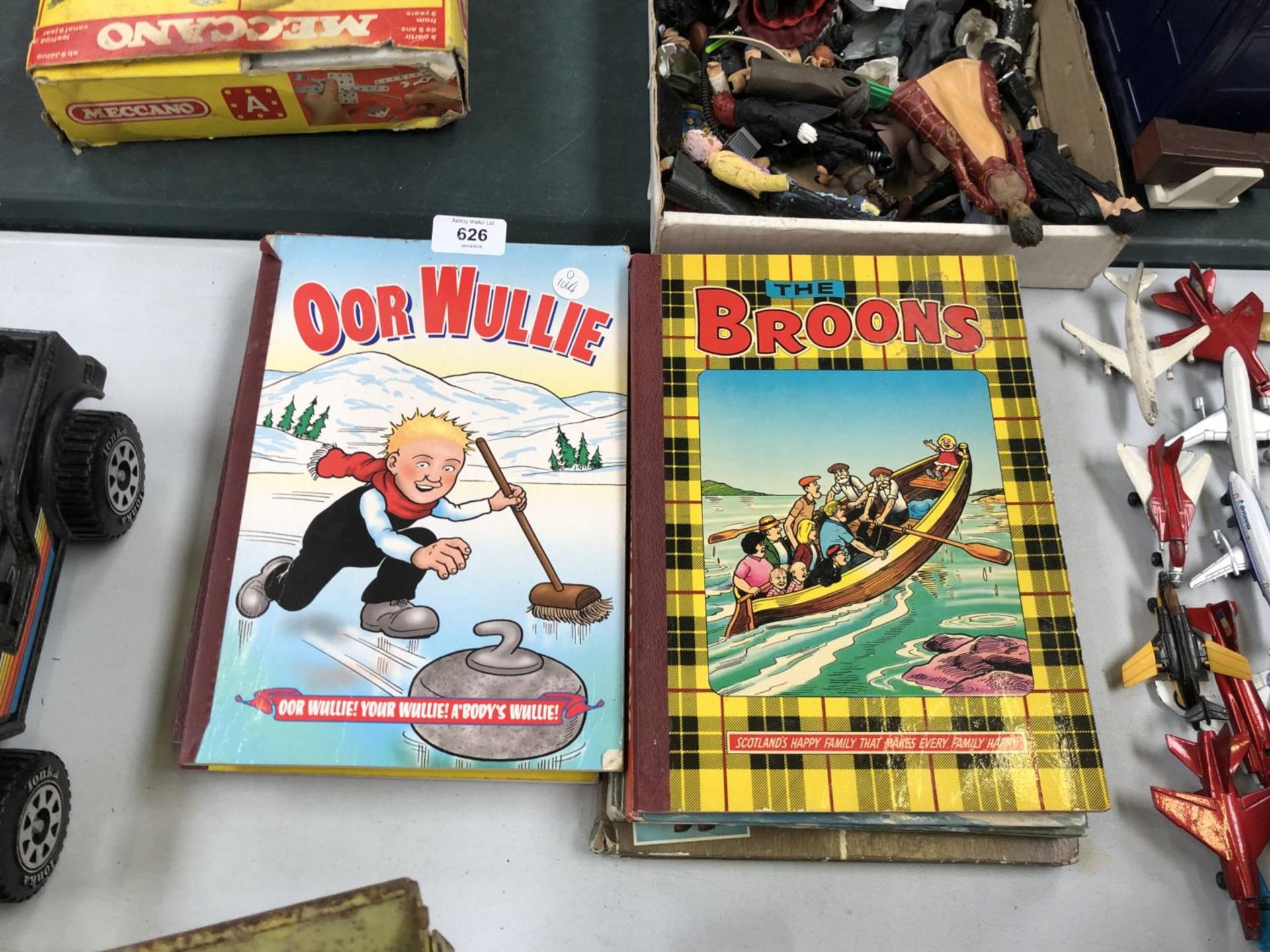 A MIXED GROUP OF VINTAGE ANNUALS ETC