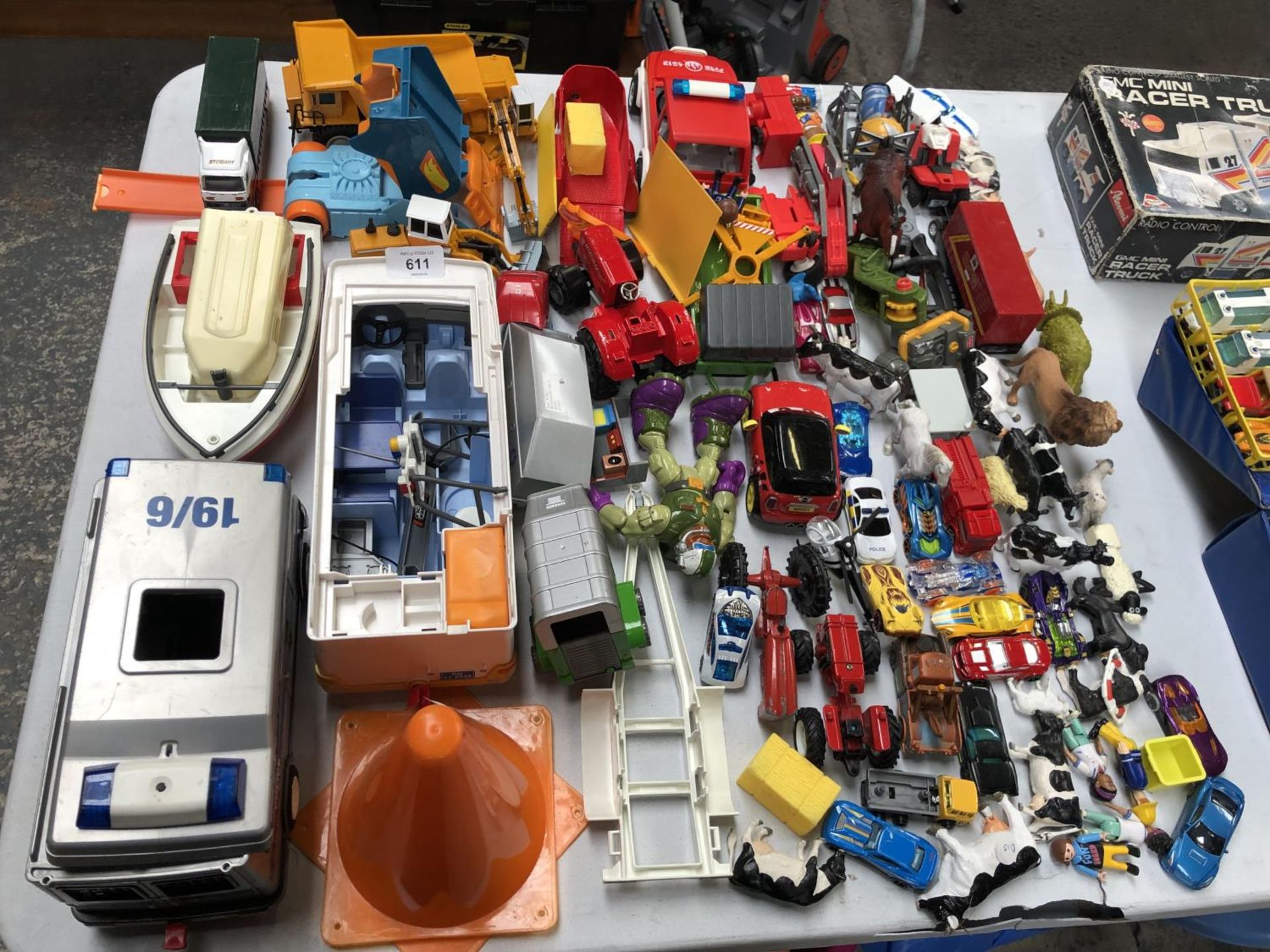 A LARGE GROUP OF LOOSE CHILDREN'S TOYS - CAR MODELS ETC