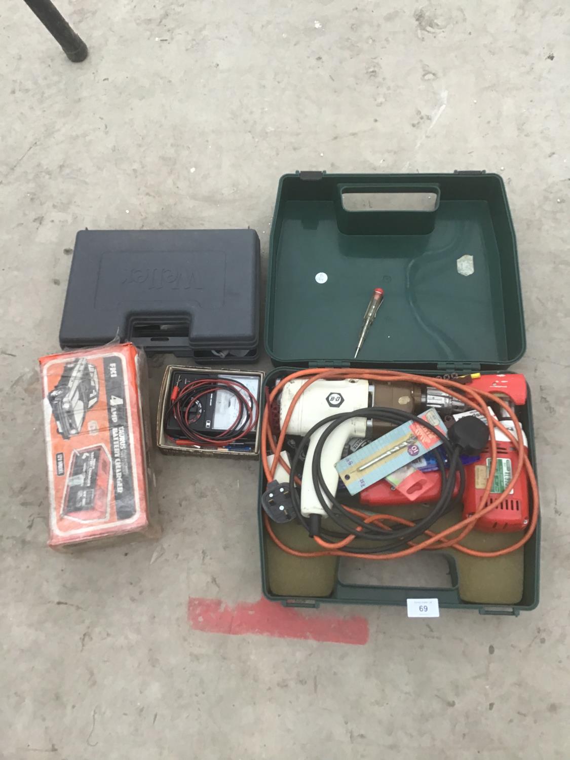 A CASE CONTAINING TWO DRILLS TO INCLUDE A B & D, A CASED WELLER SOLDERING IRON, BATTERY CHARGER