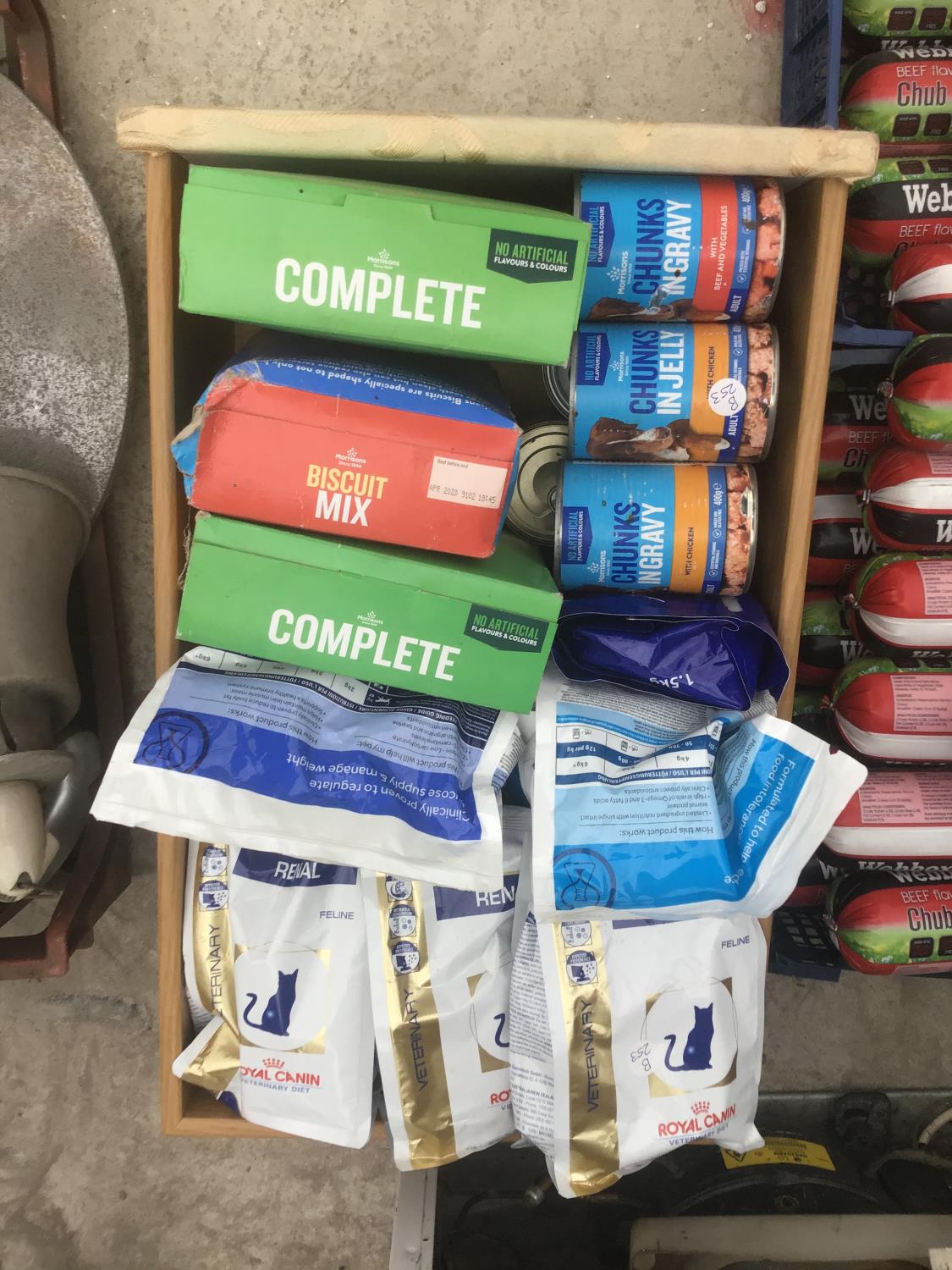 A LARGE QUANTITY OF DOG AND CAT FOOD TO INCLUDE WEBBOX, ROYAL CANIN ETC AND CAT LITTER - Image 3 of 3