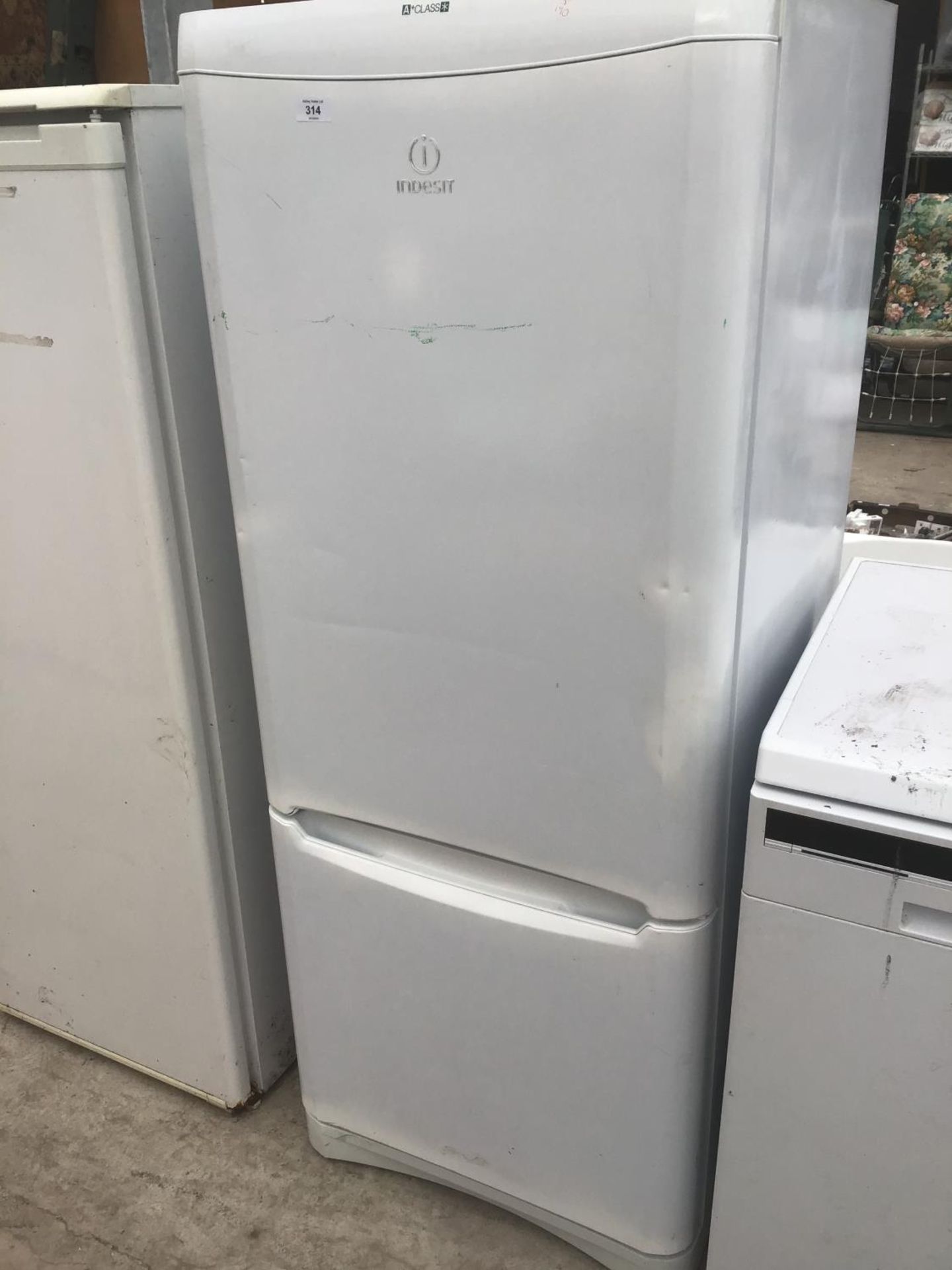 AN INDESIT FRIDGE FREEZER IN WORKING AND CLEAN CONDITION