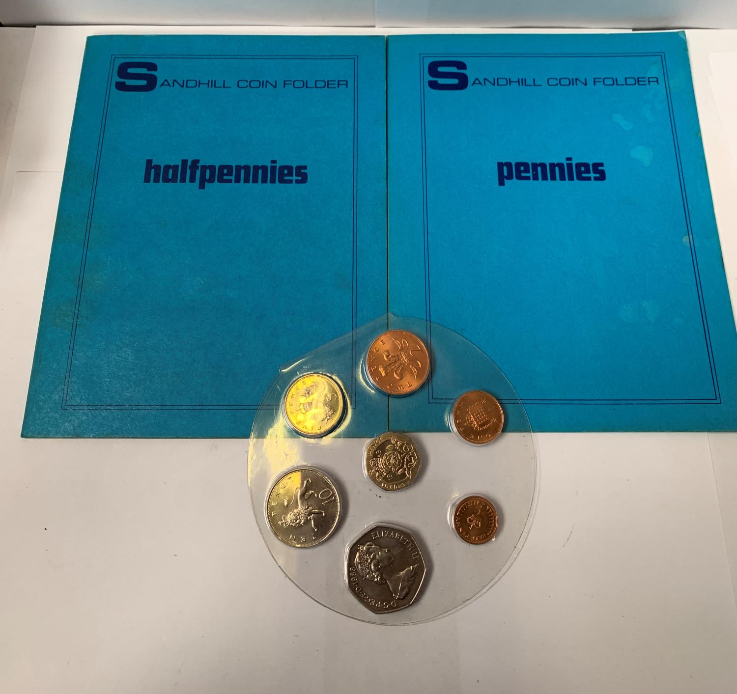 A SANDHILL COIN FOLDER PENNIES AND HALF PENNIES BOOKLET TOGETHER WITH A COLLECTION OF BRITISH COINS