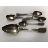 A GROUP OF FIVE GEORGIAN SILVER SPOONS, ONE TABLESPOON AND FOUR TEASPOONS, VARIOUS DATES, TOTAL