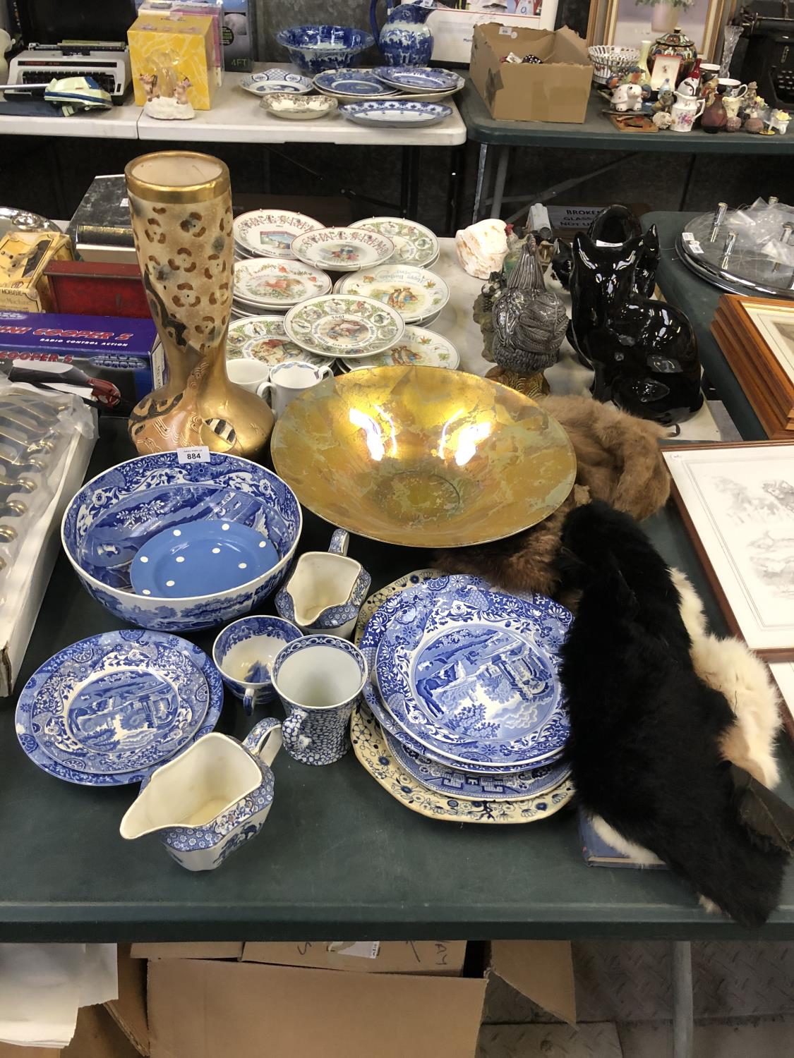 MIXED ITEMS - ORIENTAL VASE, COPELAND SPODE BLUE AND WHITE ITEMS, FUR STOLES ETC