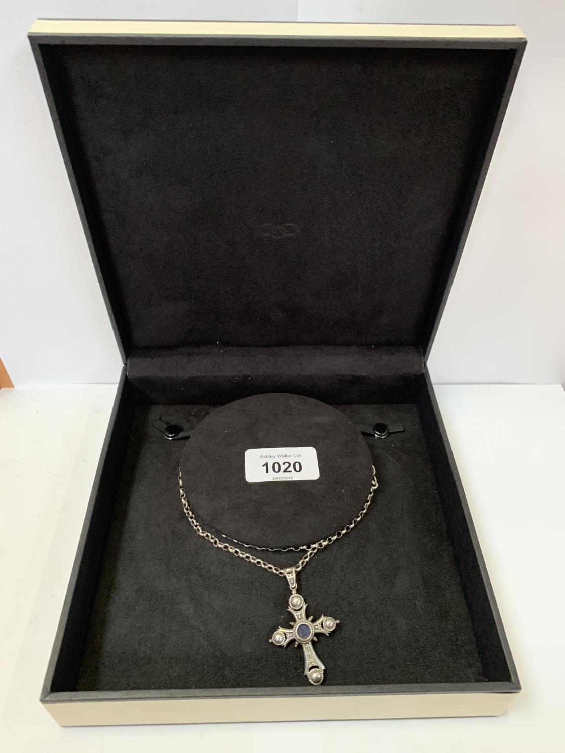 A WHITE METAL CROSS NECKLACE BOXED