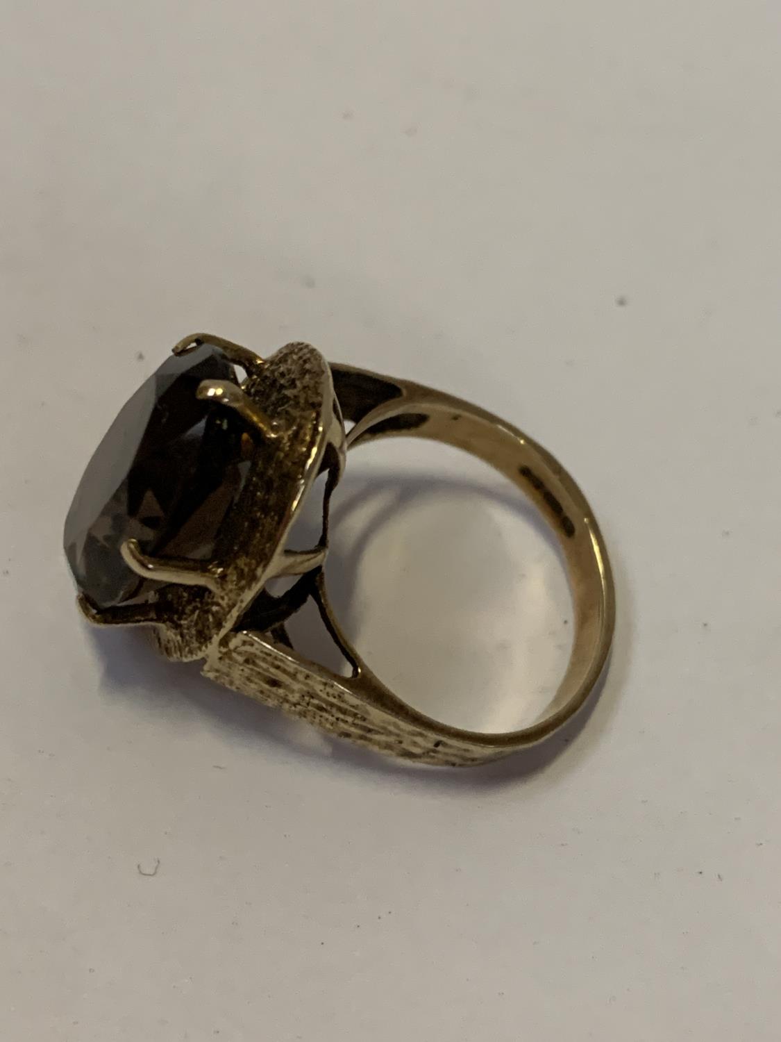 A 1970'S LADIES 9CT YELLOW GOLD SMOKY QUARTZ STONE DRESS RING, WEIGHT 6.4G - Image 2 of 2