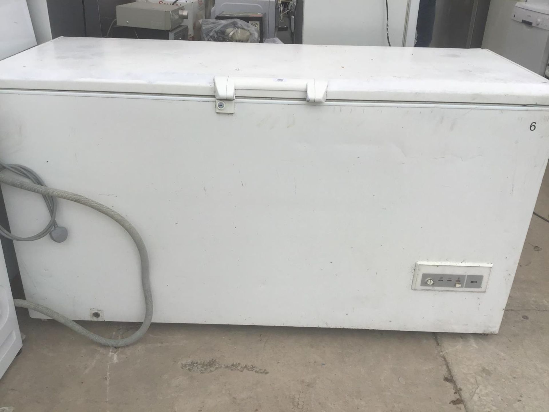 A LARGE CHEST FREEZER IN WORKING ORDER (DAMAGE TO HANDLE SEE PHOTO)