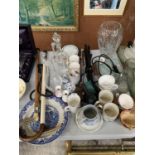 AN ASSORTMENT OF ITEMS TO INCLUDE MUGS, PLATES, GLASS VASE ETC