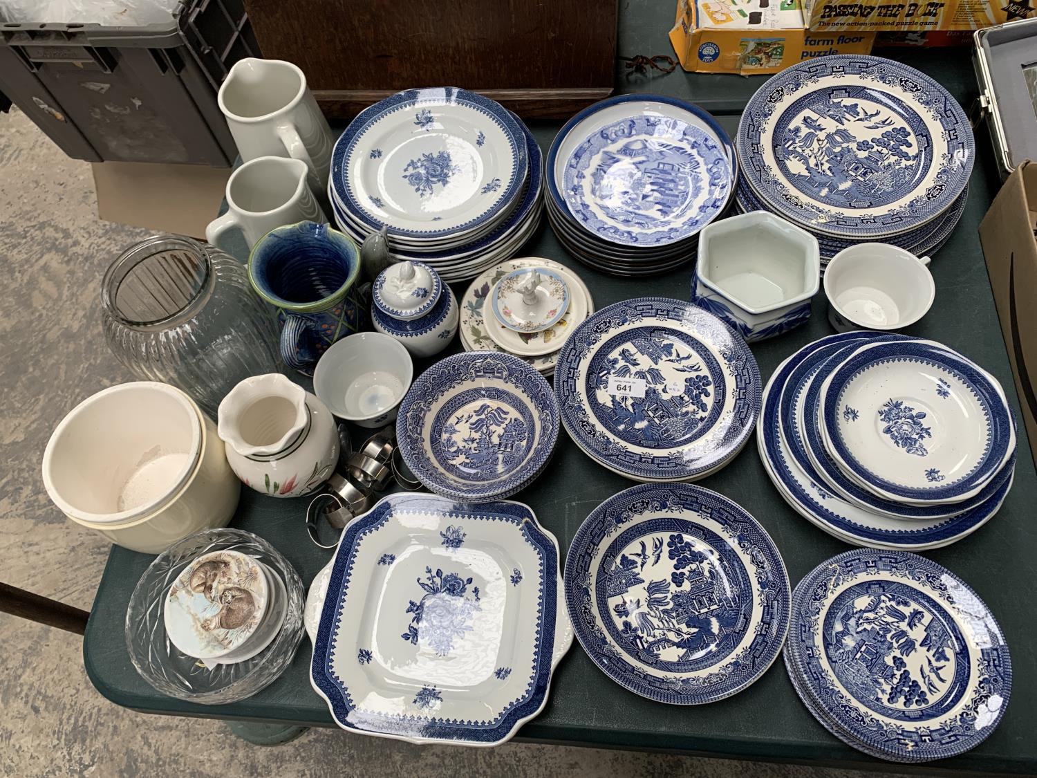 A COLLECTION CERAMIC PLATES TO INCLUDE CHURCHILL AND WEDGWOOD EXAMPLES