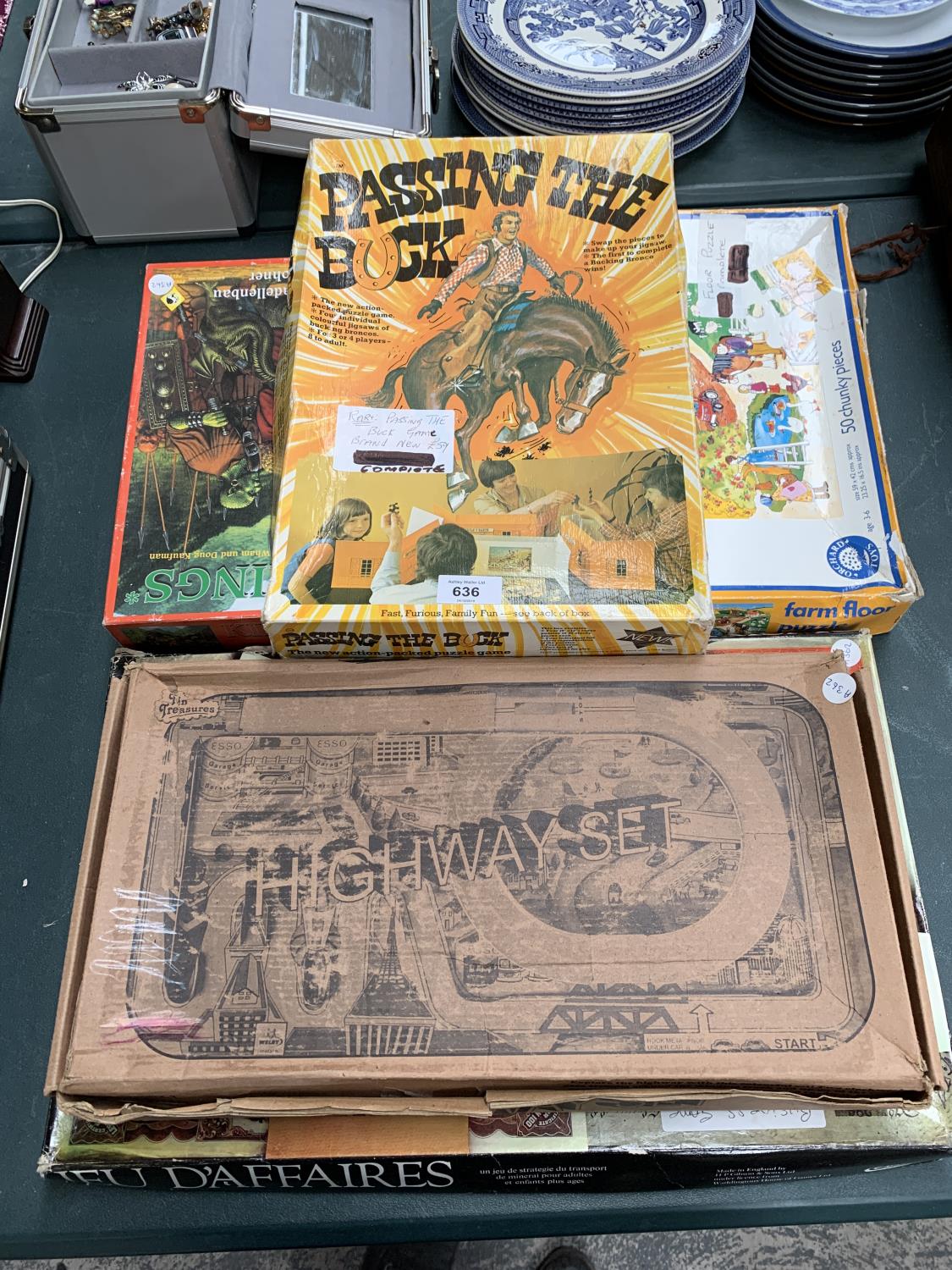 FIVE VINTAGE BOARD GAMES, TO INCLUDE TIN PLATE EXAMPLE