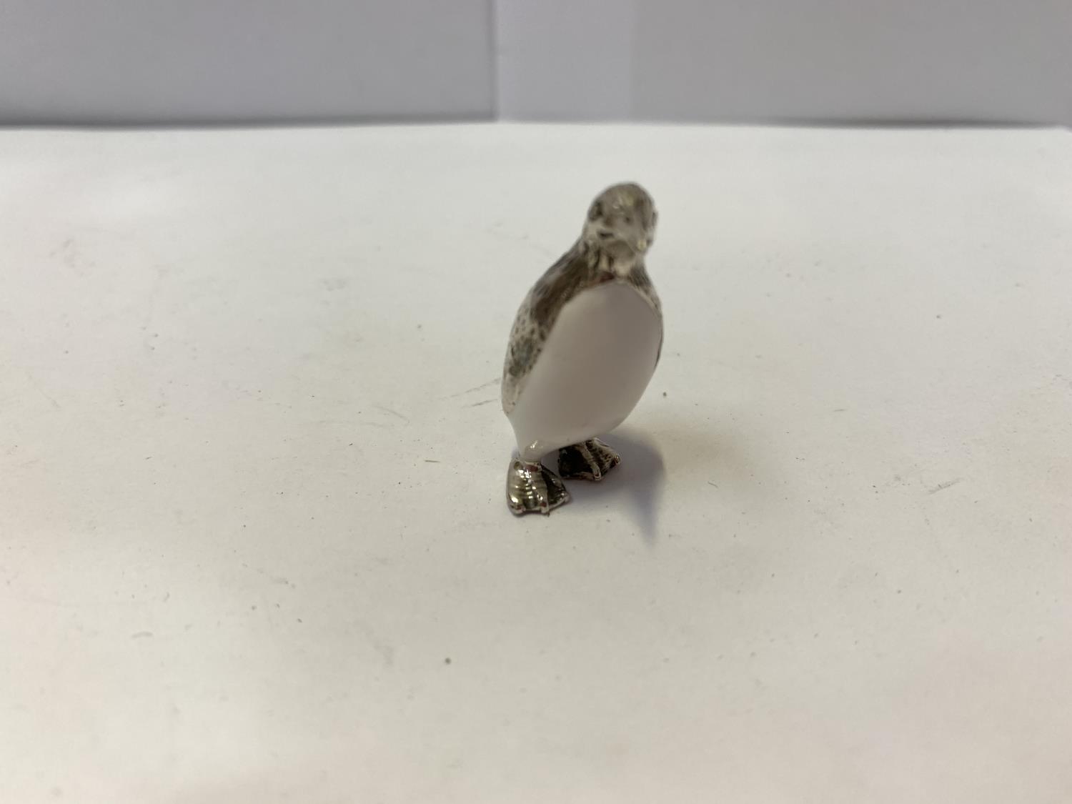 A MINIATURE STERLING SILVER PENGUIN - HEIGHT 3 CM