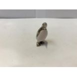 A MINIATURE STERLING SILVER PENGUIN - HEIGHT 3 CM