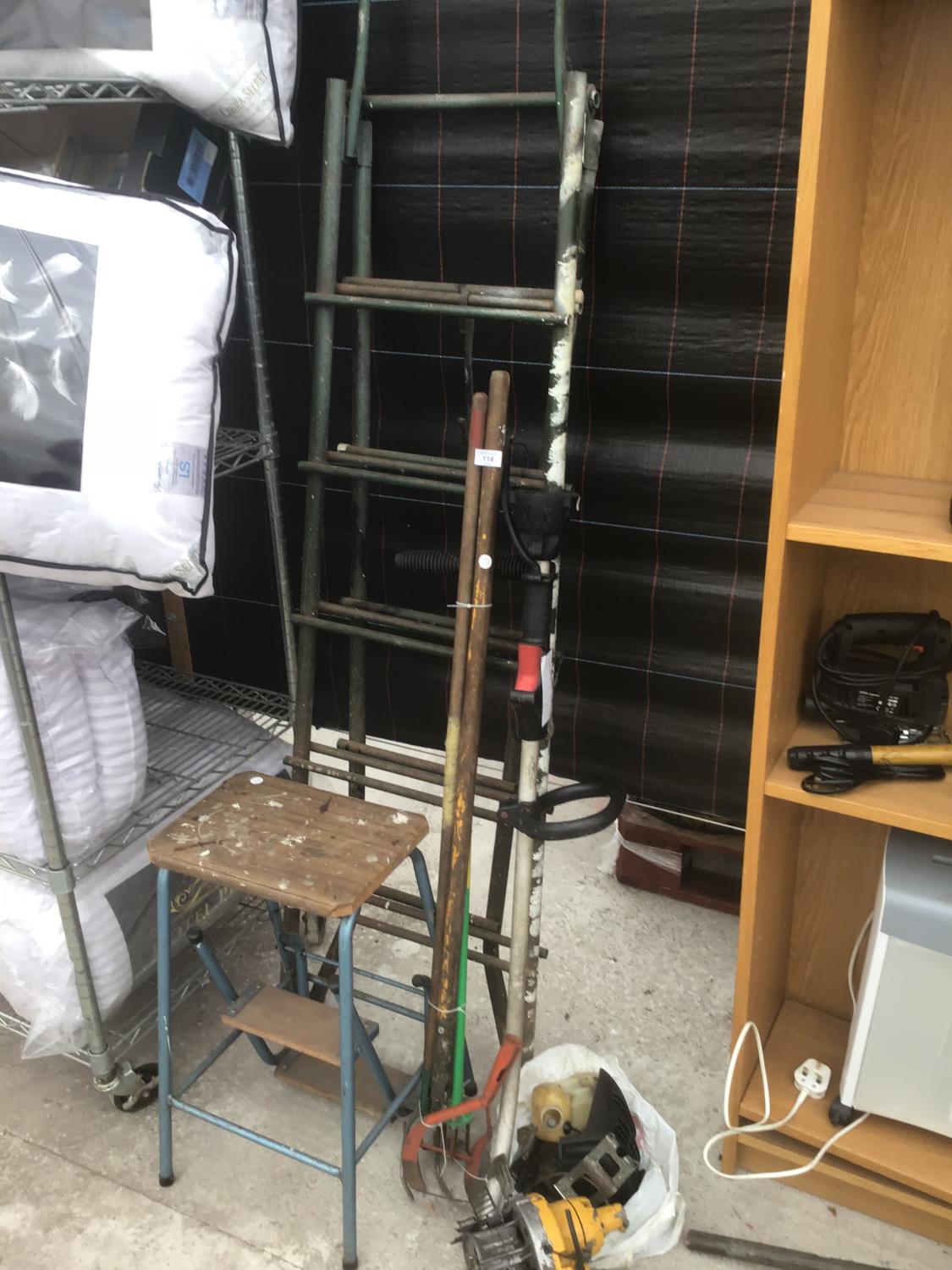 VARIOUS ITEMS TO INCLUDE A METAL STEP LADDER, A VINTAGE FOLDING STEP STOOL, GARDEN TOOLS AND SPARE