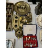A COLLECTION OF BRASS WARE TO INCLUDE BOAT SHAPED BOTTLE HOLDER TOGETHER WITH A SET OF SILVER PLATED