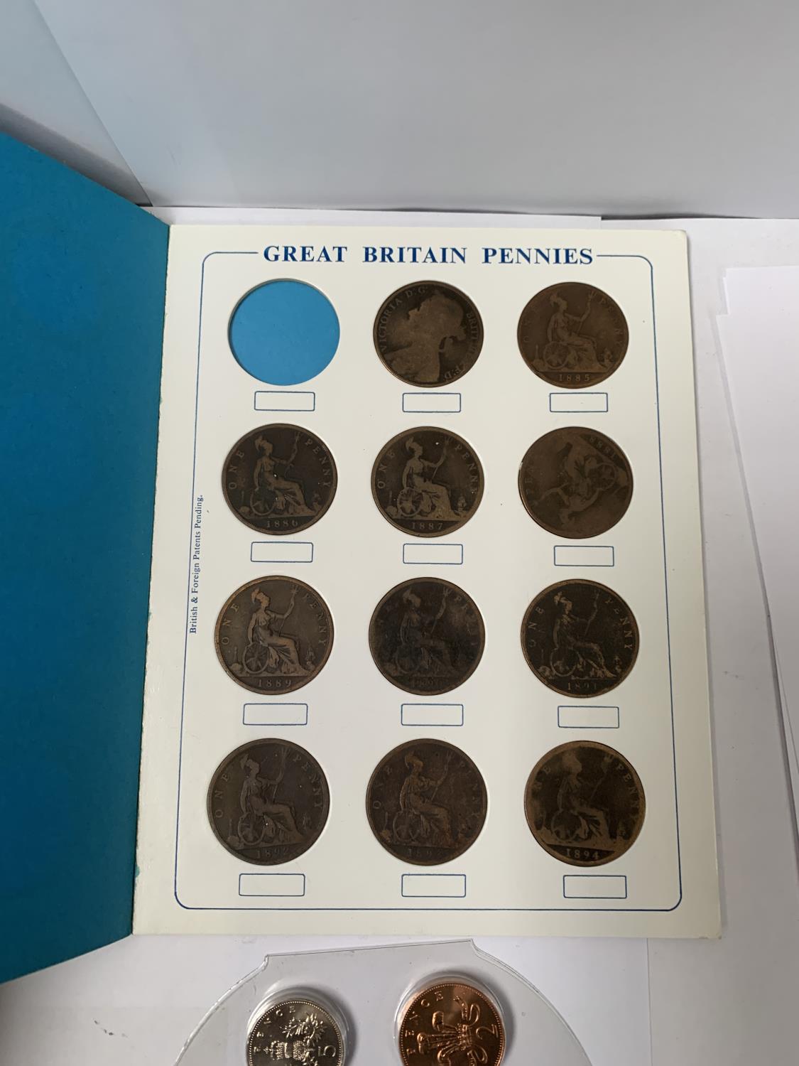 A SANDHILL COIN FOLDER PENNIES AND HALF PENNIES BOOKLET TOGETHER WITH A COLLECTION OF BRITISH COINS - Image 2 of 3