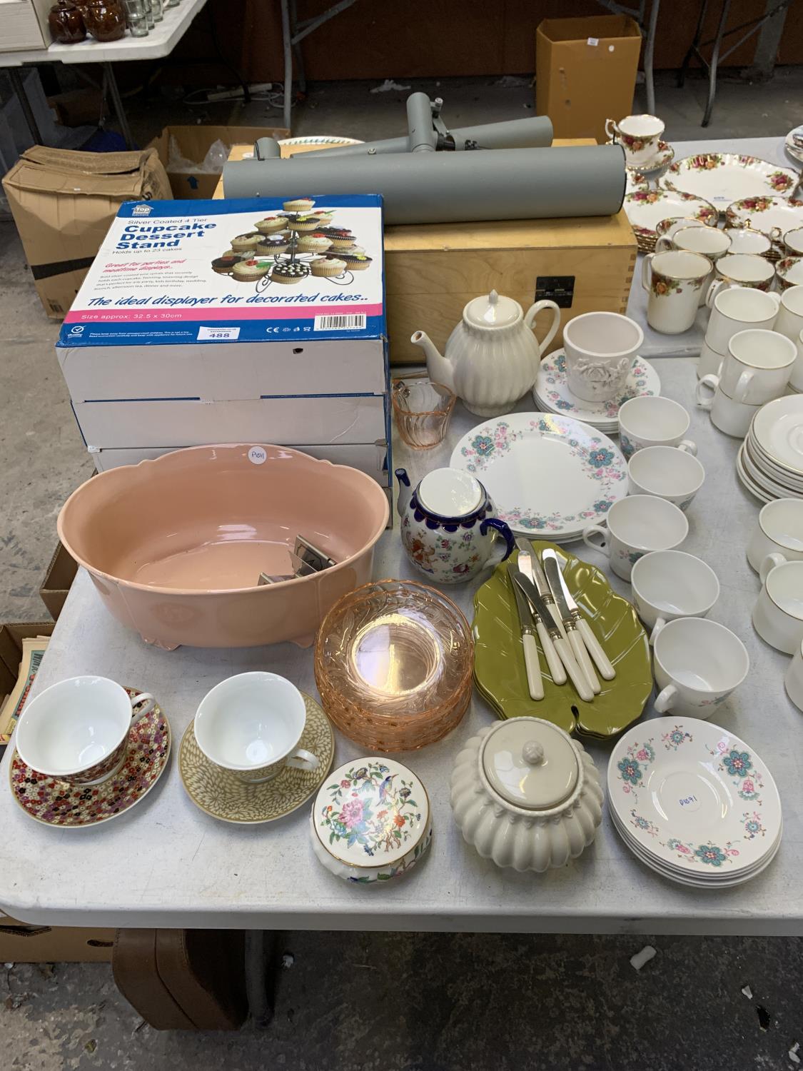 A COLLECTION OF MIXED CERAMICS AND COLLECTABLES TO INCLUDE CAKE STANDS, CUPS, TO INCLUDE EXAMPLES BY