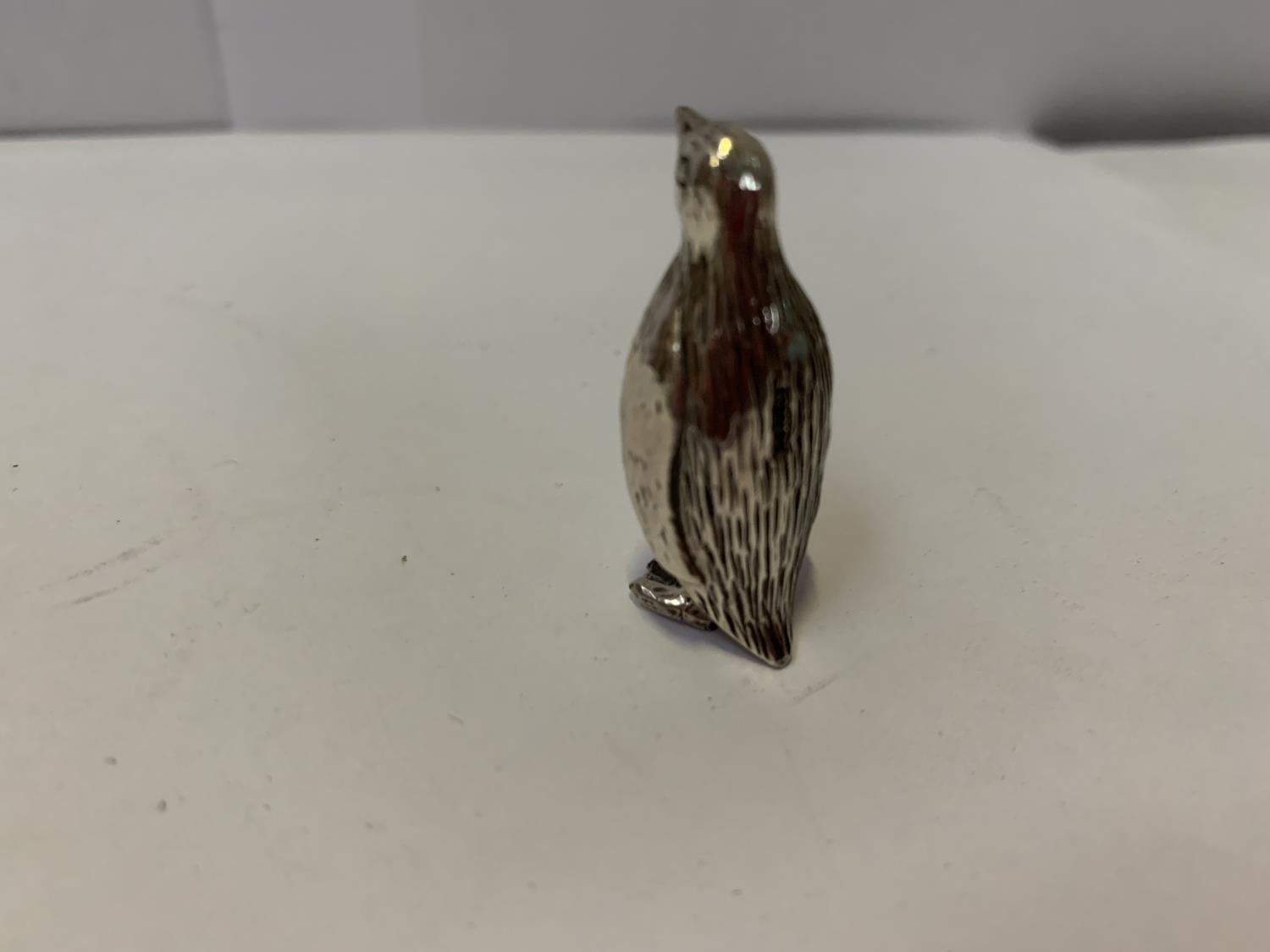 A MINIATURE STERLING SILVER PENGUIN - HEIGHT 3 CM - Image 2 of 2