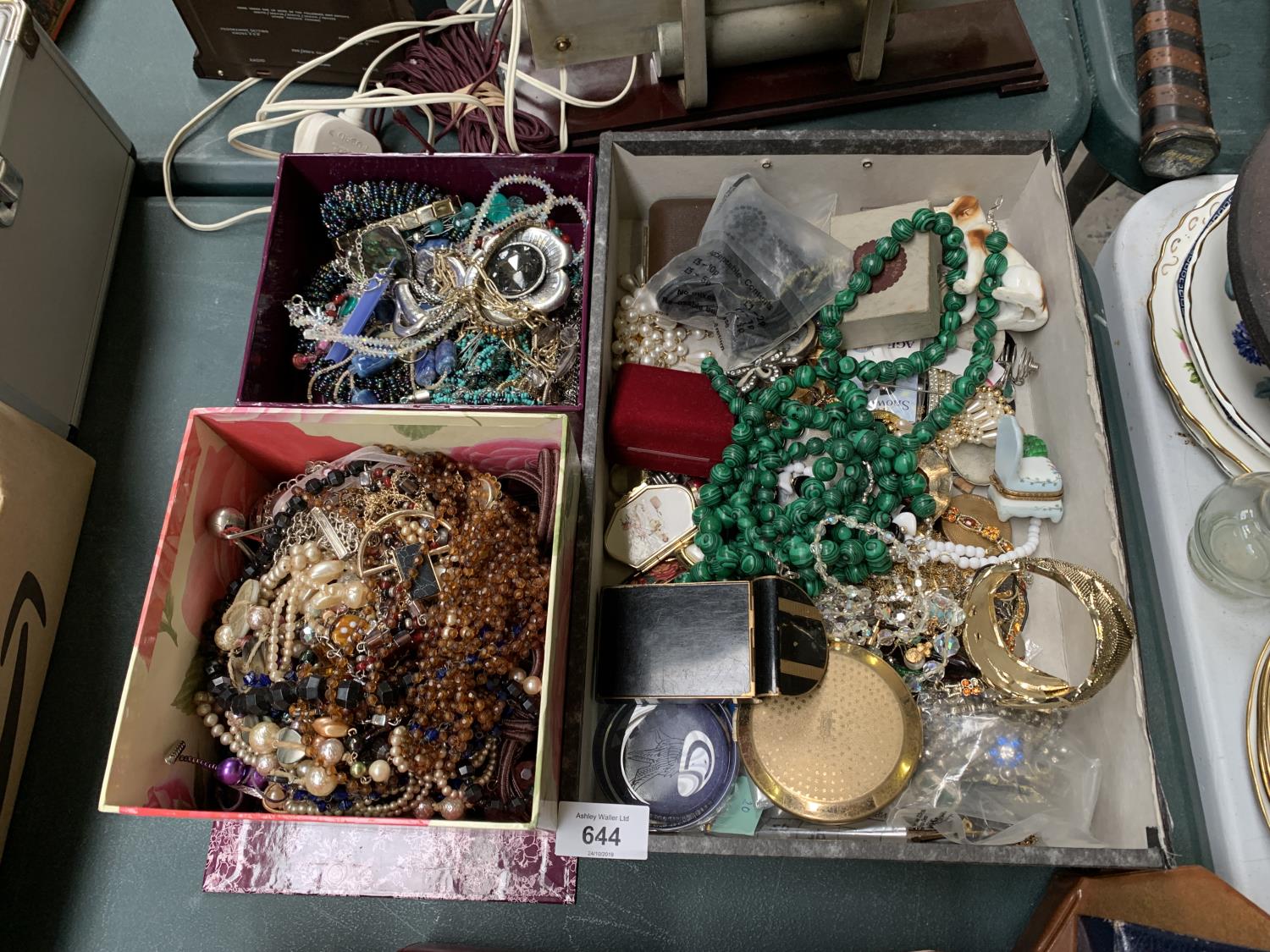 A COLLECTION OF ASSORTED COSTUME JEWELLERY