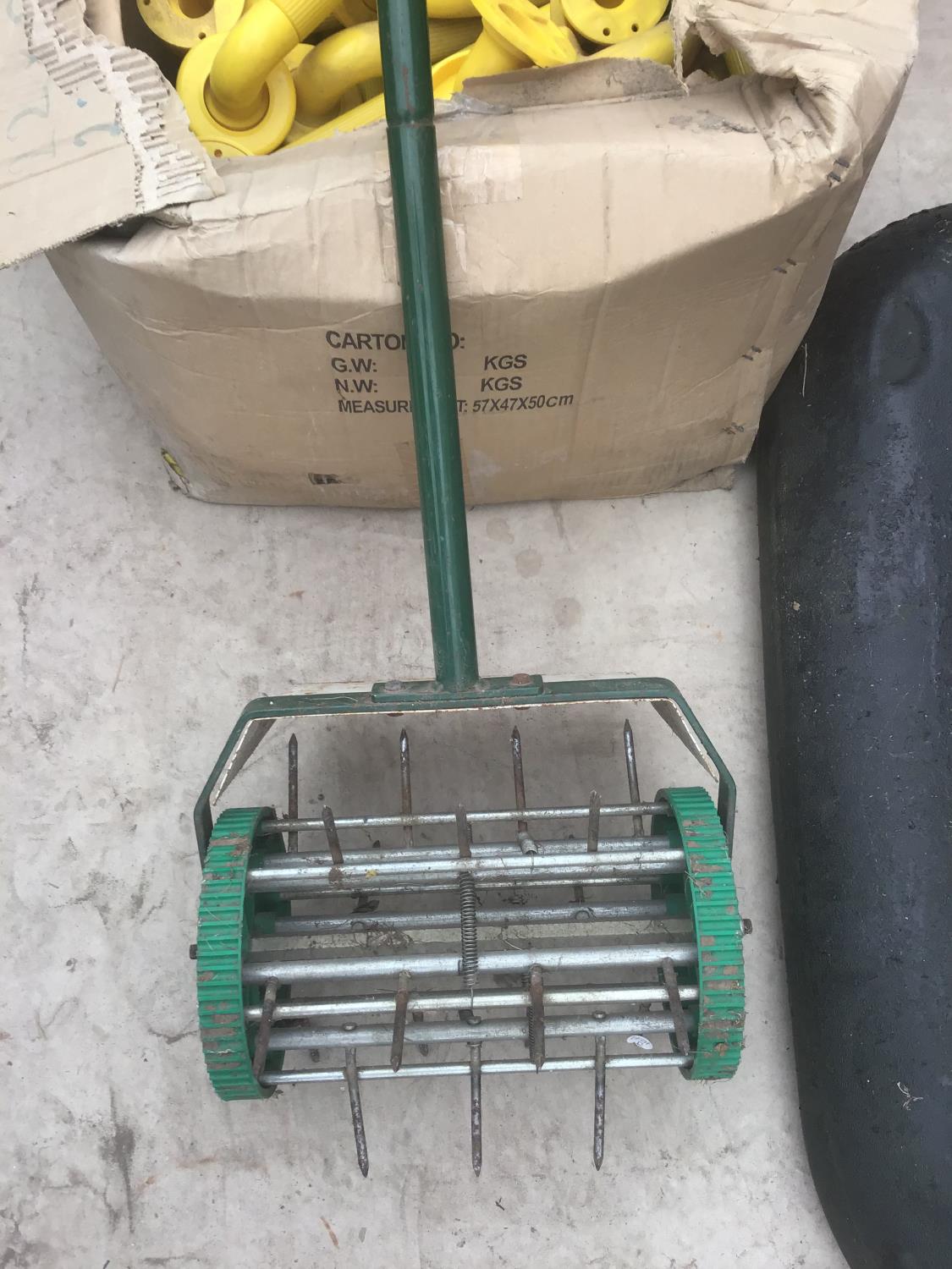 VARIOUS GARDEN TOOLS TO INCLUDE A LAWNRAKER 32, AN EVERGREEN FERTILIZER SPREADER AND TWO LAWN - Image 5 of 5