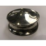 A BIRMINGHAM HALLMARKED SILVER LIDDED PILL BOX, WEIGHT 31.5G