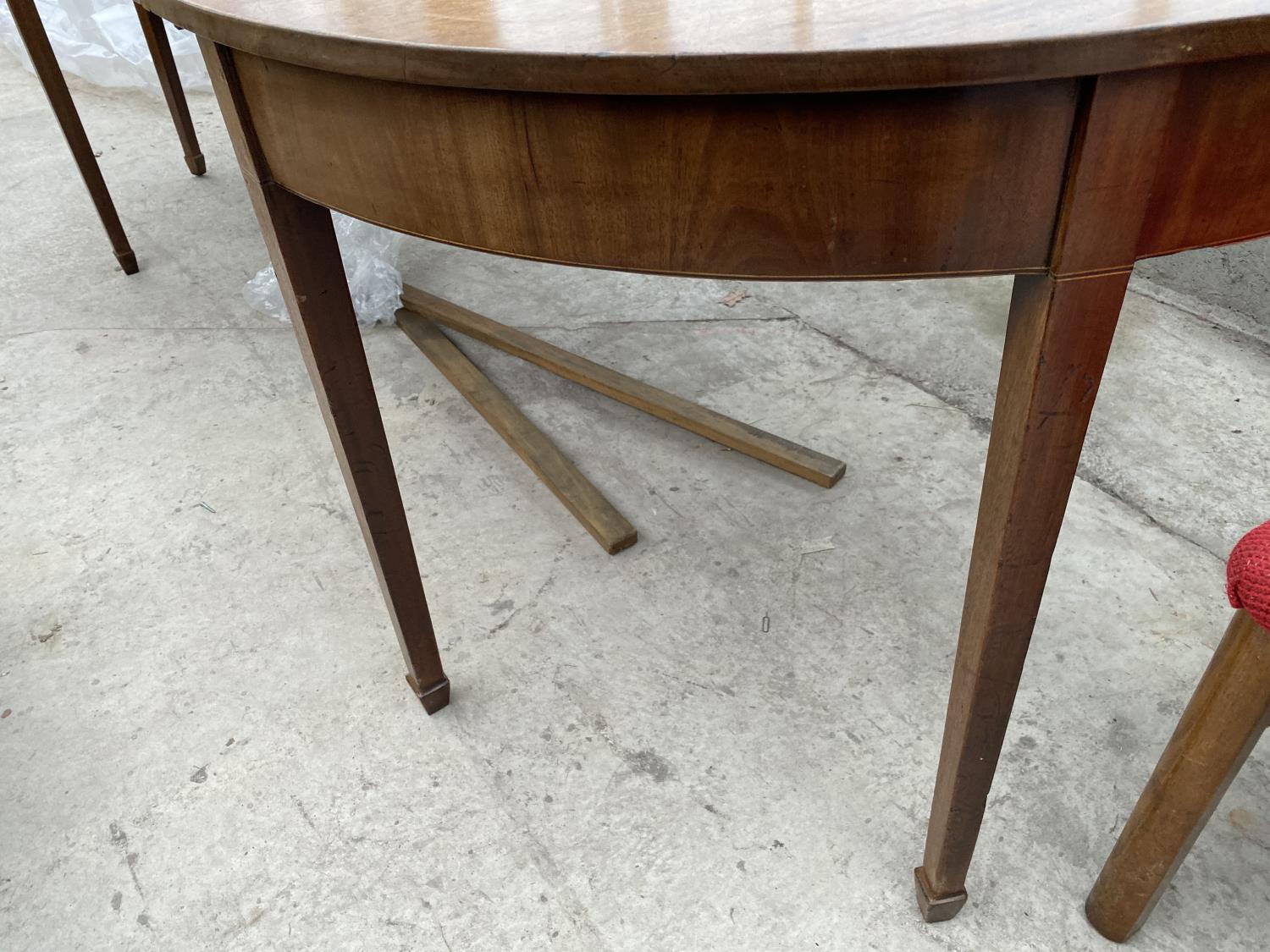 A GEORGIAN MAHOGANY D END DINING TABLE WITH TWO LEAVES AND FIXING PLATES - Image 4 of 4