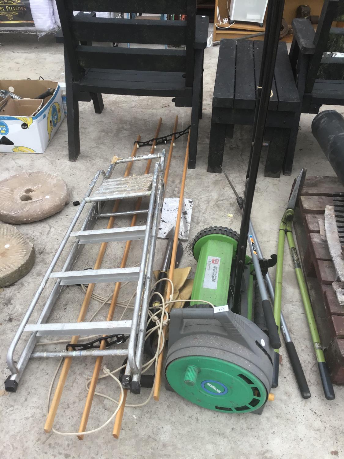 A COLLECTION OF GARDEN TOOLS TO INCLUDE A HOSEPIPE ON A REEL, A THREE STEP ALUMINIUM STEP LADDER,