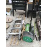 A COLLECTION OF GARDEN TOOLS TO INCLUDE A HOSEPIPE ON A REEL, A THREE STEP ALUMINIUM STEP LADDER,