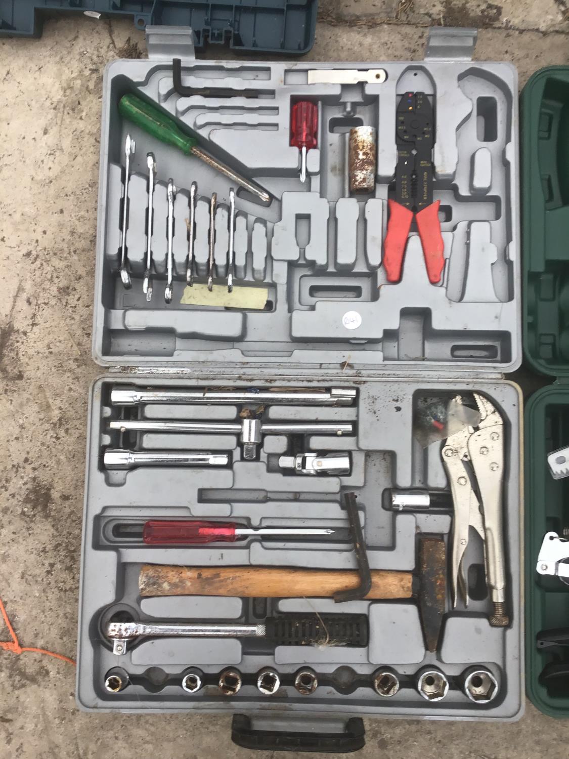 VARIOUS TOOLS TO INCLUDE GARDEN LOPPERS, TROWEL, FORK SOCKET SET, HAMMER, SCREWDRIVERS ETC IN CASES - Image 3 of 3