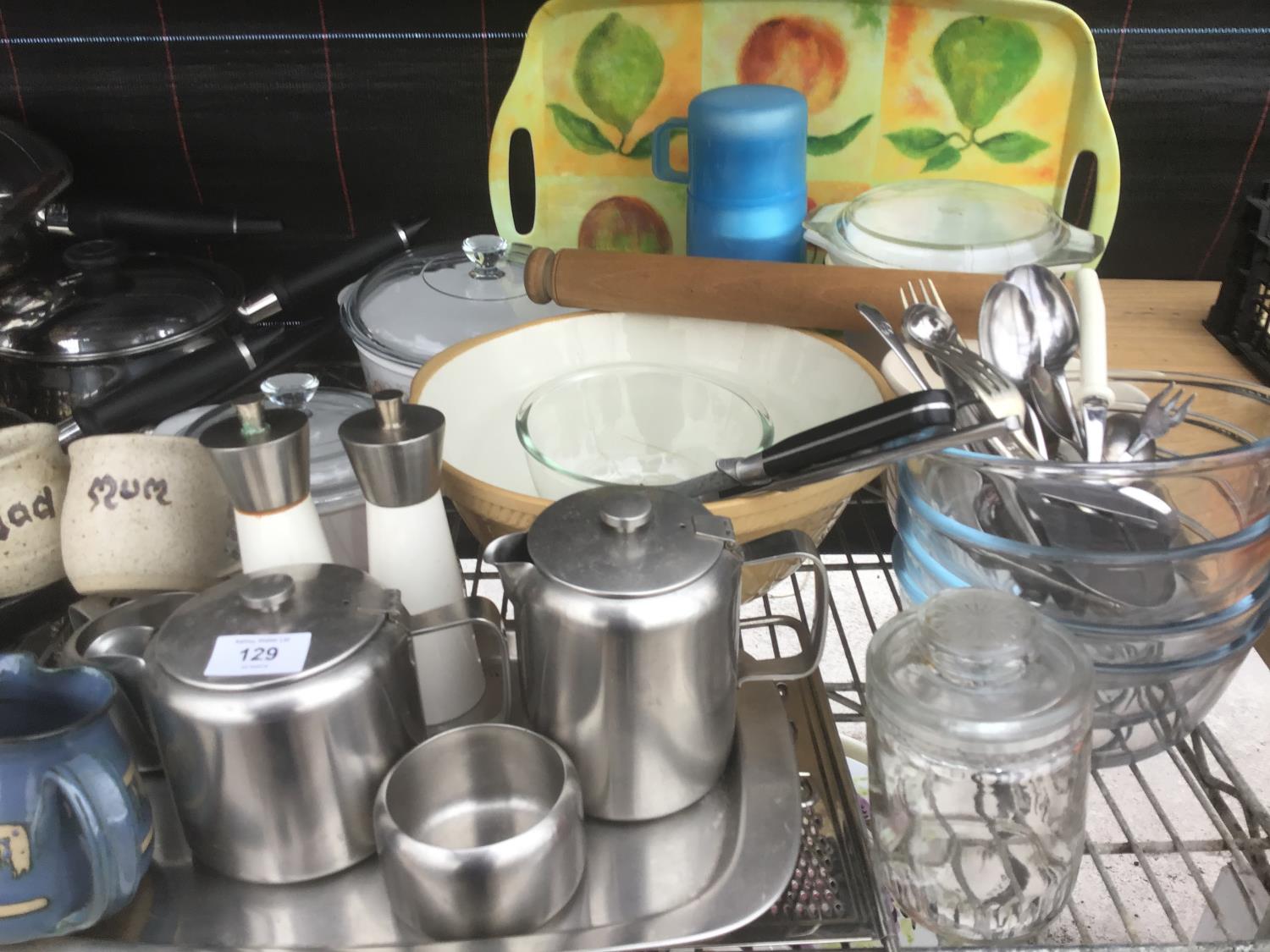 A LARGE COLLECTION OF KITCHEN WARE TO INCLUDE PANS, STAINLESS STEEL WARE, PYREX ETC - Image 2 of 4