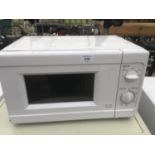 A WHITE 700W MICROWAVE IN WORKING ORDER