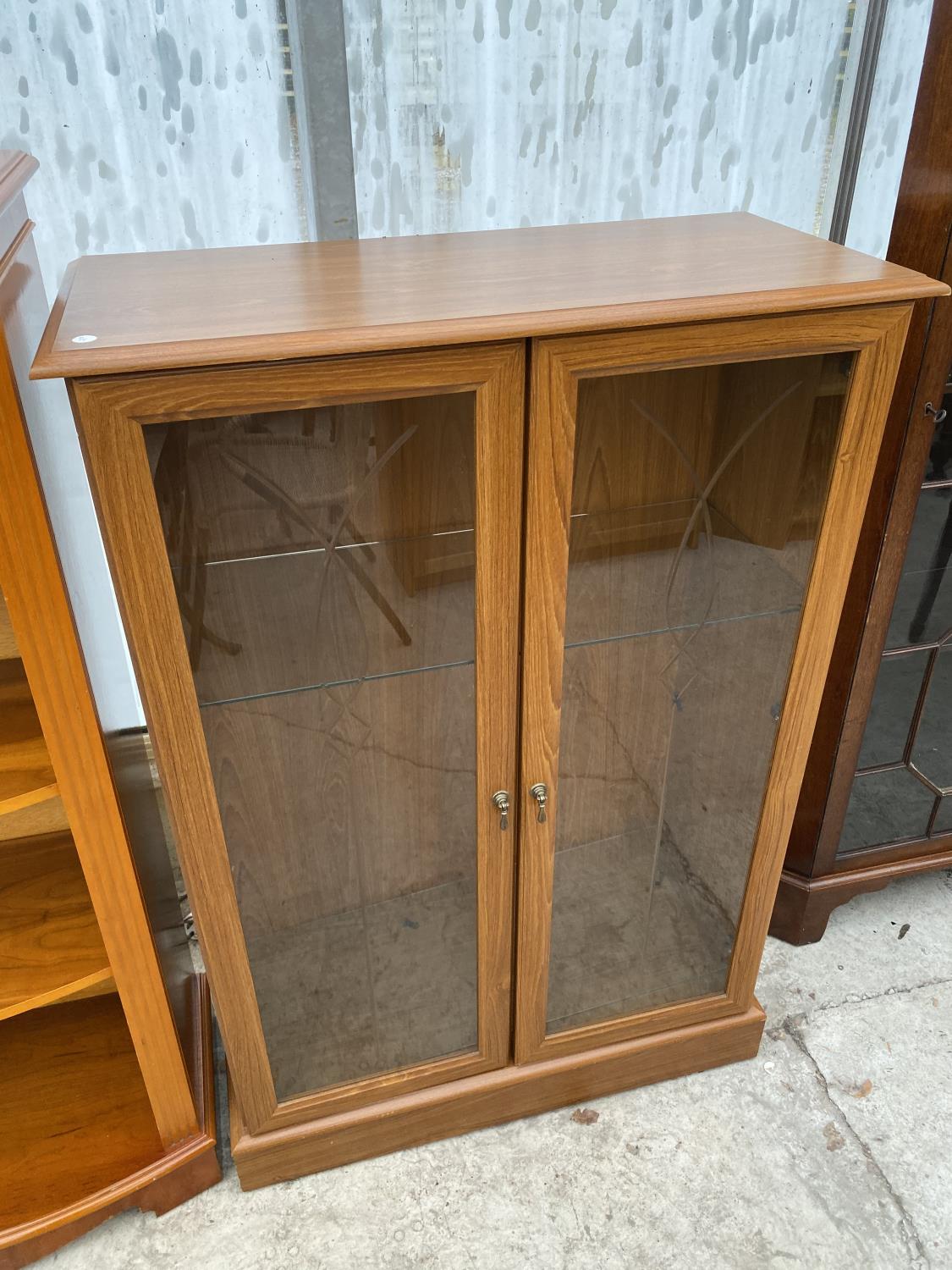 A YEW WOOD FOUR TIER BOOKCASE AND A MAHOGANY EFFECT CABINET WITH TWO GLAZED DOORS - Image 3 of 3