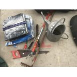 A MIXED LOT TO INCLUDE A GALVANISED WATERING CAN, MIXED TOOLS AND A TILE CUTTER