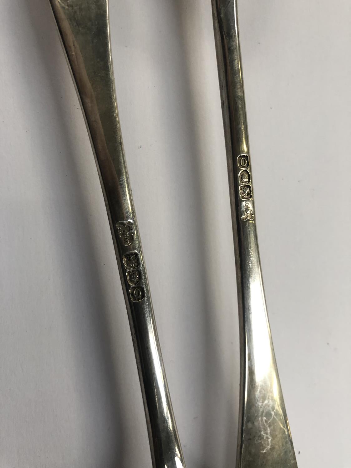 A PAIR OF LONDON HALLMARKED SILVER SALAD SERVERS, TOTAL WEIGHT APPROX 228G - Image 2 of 2