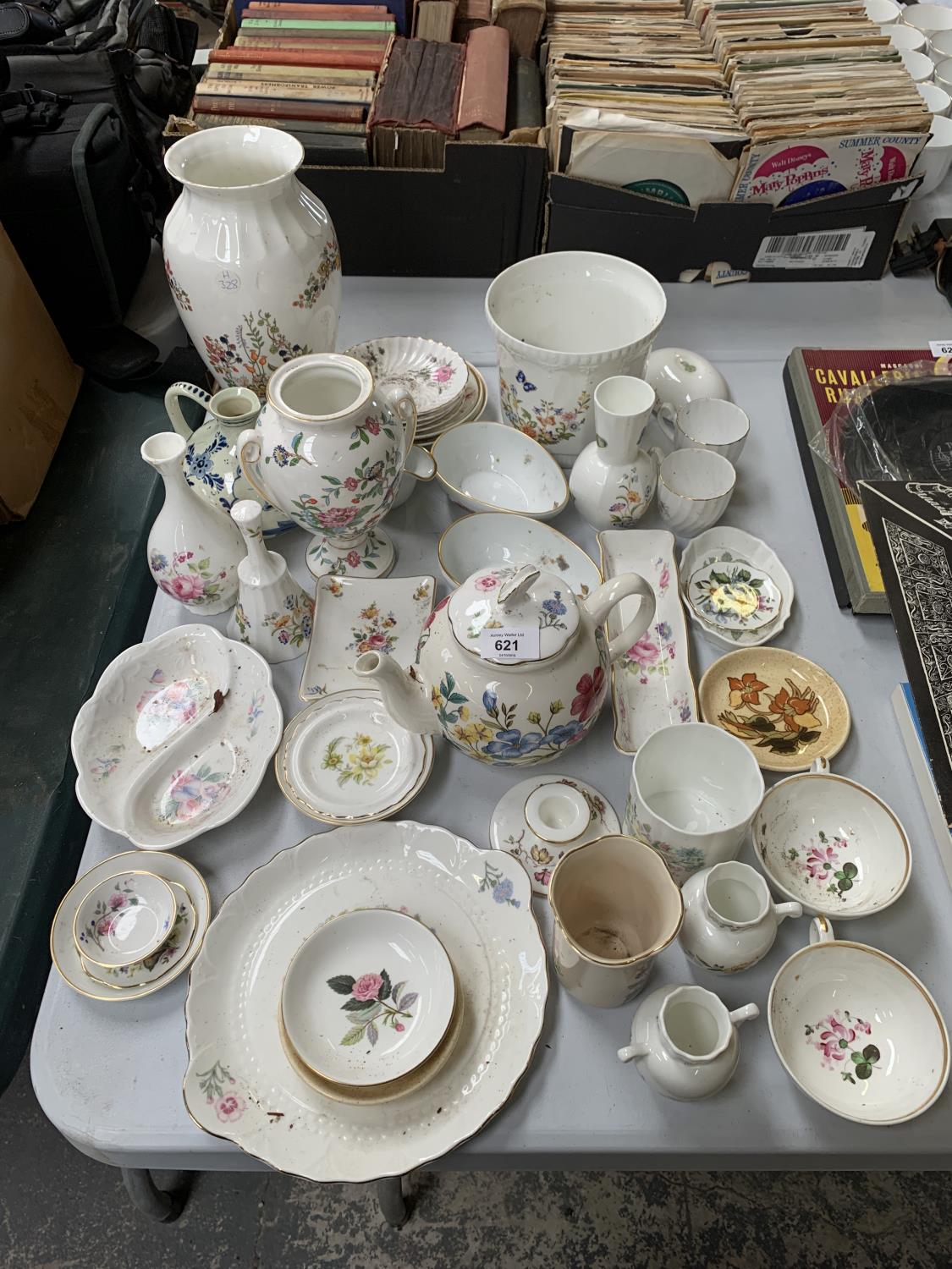 A COLLECTION OF ASSORTED CERAMICS TO INCLUDE AYNSLEY AND WEDGWOOD EXAMPLES