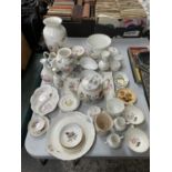 A COLLECTION OF ASSORTED CERAMICS TO INCLUDE AYNSLEY AND WEDGWOOD EXAMPLES