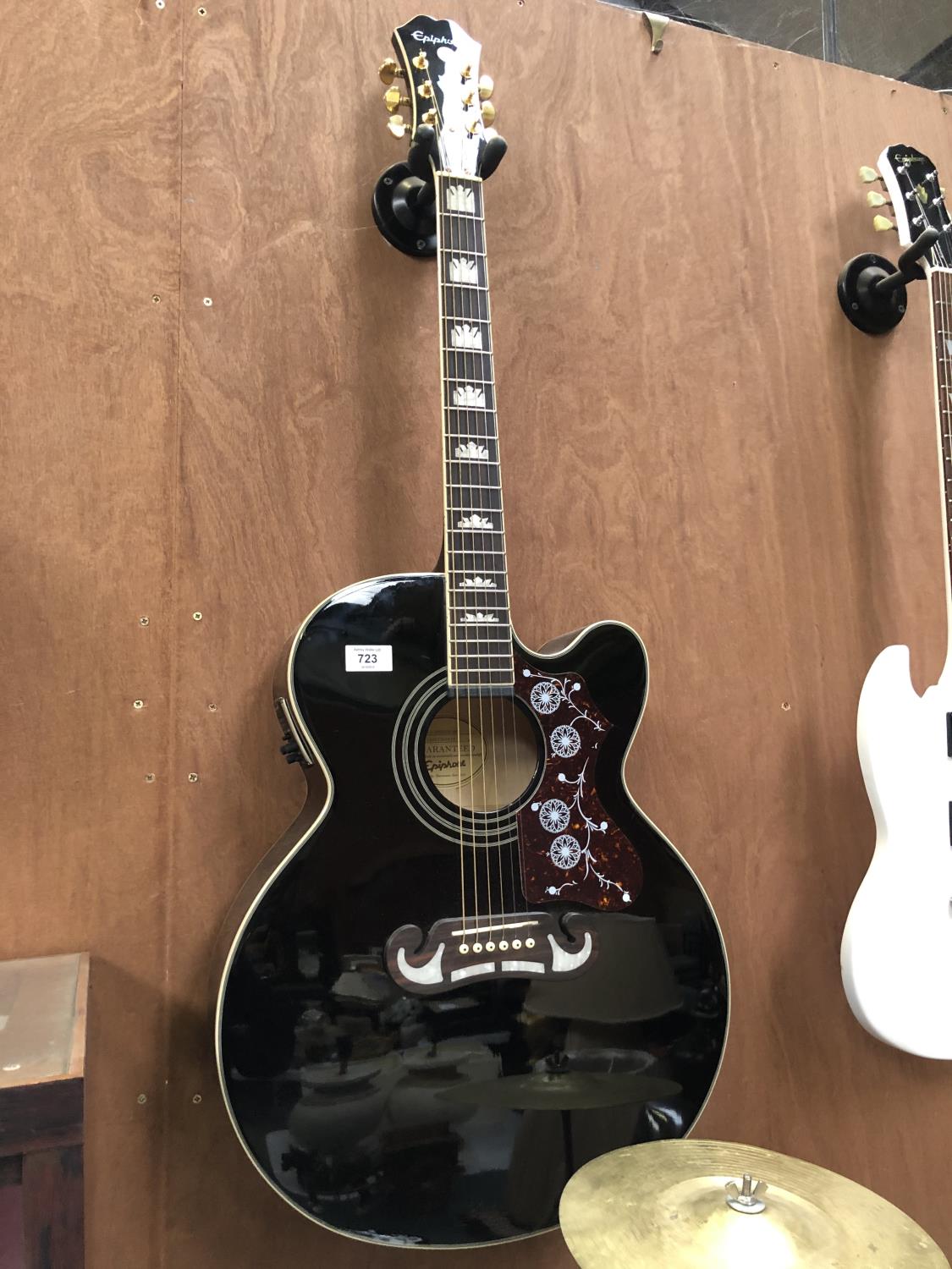 AN EPIPHONE BLACK GLOSS EJ200. SCE GUITAR, TOGETHER WITH CASE