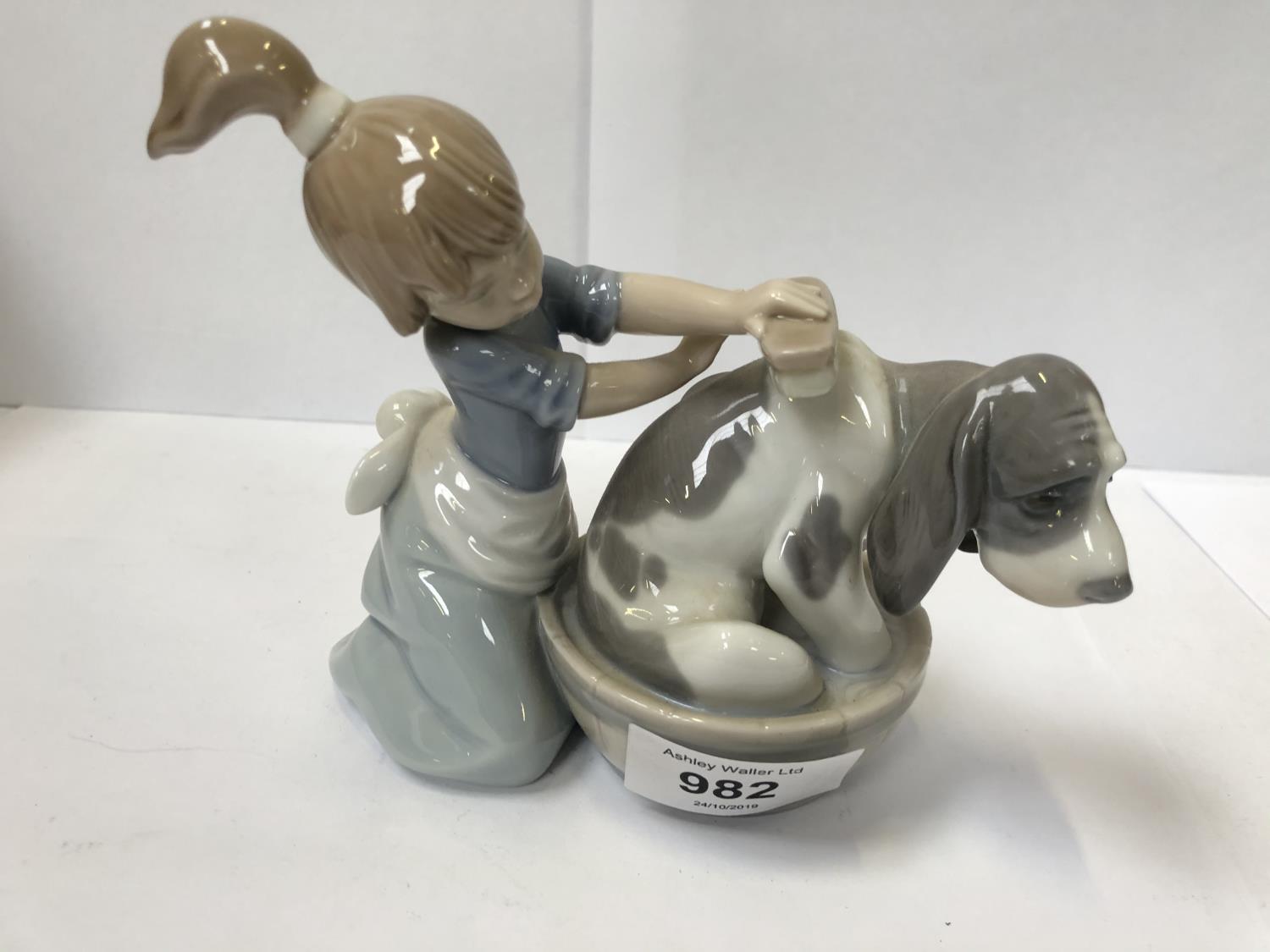 A LLADRO FIGURE OF A GIRL WASHING A DOG