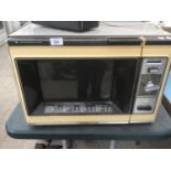 A RETRO MICROWAVE OVEN IN WORKING ORDER