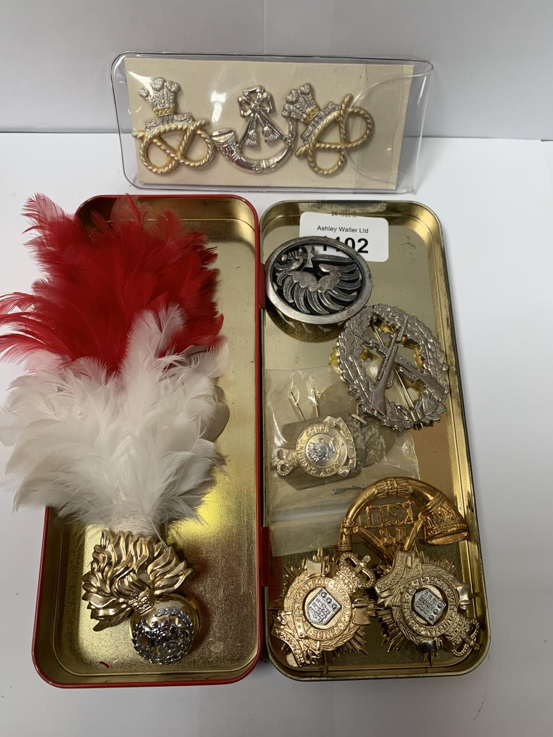 A COLLECTION OF MILITARY CAP BADGES AND BROOCHES