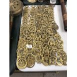 A LARGE COLLECTION OF VINTAGE HORSE BRASSES