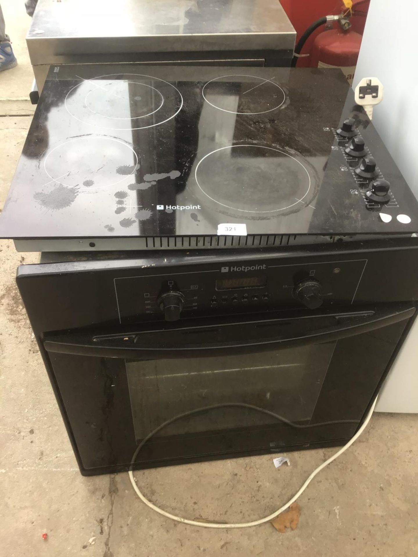 A CERAMIC HOTPOINT HOB TOP TOGETHER WITH OVEN IN WORKING ORDER