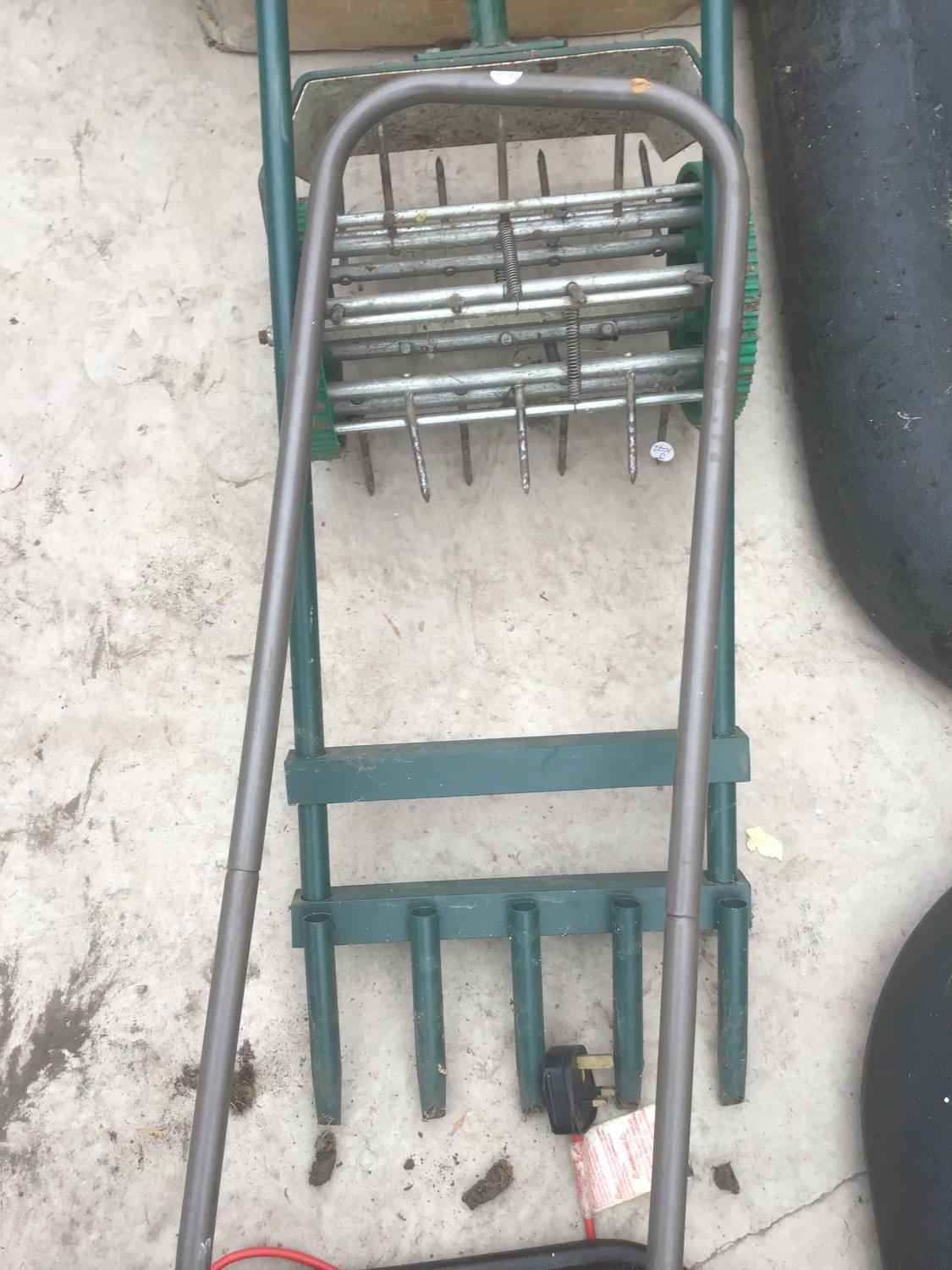 VARIOUS GARDEN TOOLS TO INCLUDE A LAWNRAKER 32, AN EVERGREEN FERTILIZER SPREADER AND TWO LAWN - Image 4 of 5